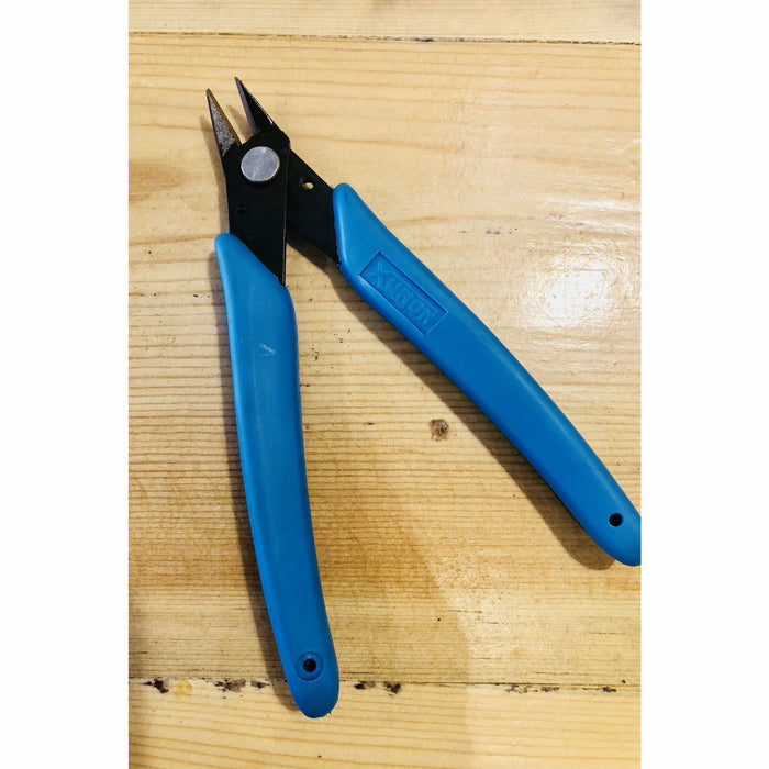 XUNON flush cutters with blue handles for fly tying wire dubbing