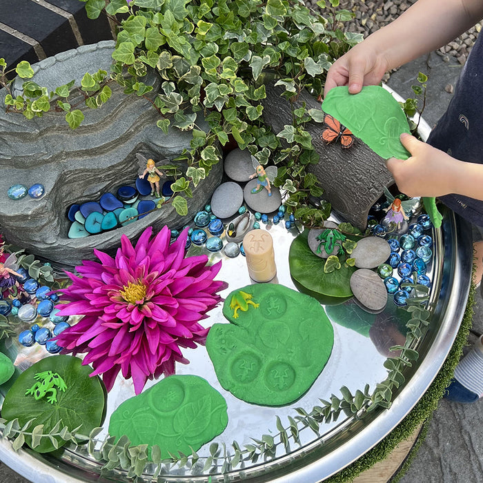 Working with Modeling Dough in Outdoor Classrooms